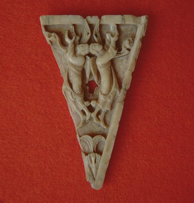Dreieckiges Elfenbeinpanel, darstellend zwei Engel, ca. 1000 von Unbekannt Unbekannt