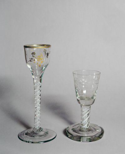 Weinglas mit vergoldeter Dekoration, Schießglas-Schale und opakem Drehstiel, um 1760 von Unbekannt Unbekannt