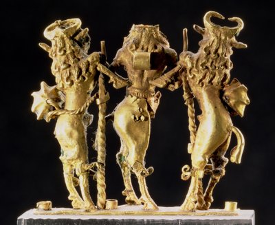 Anhänger in Form von drei halb Mensch, halb Stier Figuren, mesopotamisch, ca. 2600-2340 v. Chr. von Unbekannt