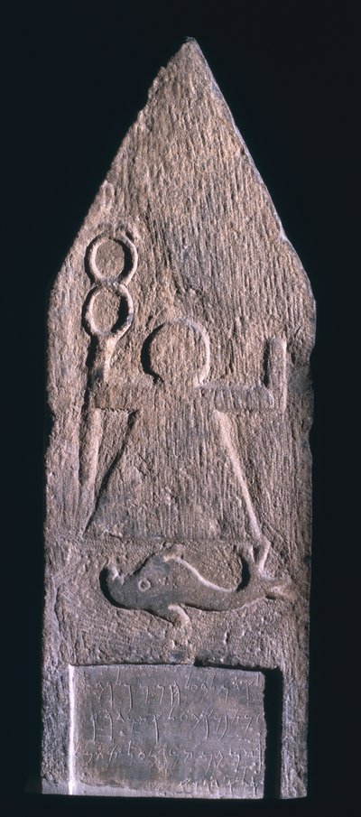 00357 Votivstele, die Tanit, Göttin von Karthago, darstellt, die einen Hermesstab mit einem Delphin hält und eine Inschrift darunter, phönizisch, aus Tophet El-Horfa, Algerien, 2.-1. Jahrhundert v. Chr. von Unbekannt