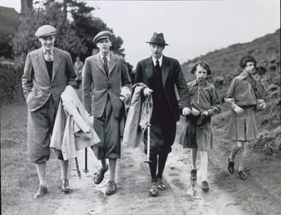 10. Herzog mit seinen vier Kindern, Billy, Andrew, Anne und Elizabeth in Bolton Abbey, ca. 1938 von William M. Timlin