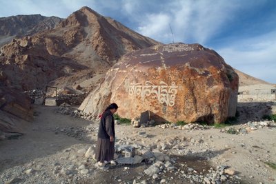 Eine Frau aus einem Ladakhi-Dorf holt Wasser aus einem Gemeinschaftsrohr, Tangtse, Ladakh, Indien von Unbekannt