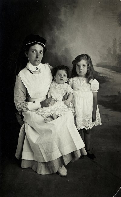 Eine „Krankenschwester“ posiert in den 1920er Jahren mit Kindern. von William M. Timlin