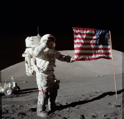 Astronaut Eugene A. Cernan, Apollo 17 Kommandant, neben der gehissten US-Flagge während der Mondoberflächenaktivität (EVA) an der Taurus-Littrow-Landestelle von Unbekannt