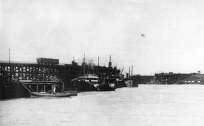 Blyth-Hafen, mit einer Anzahl von Kohleschiffen neben den Blyth-Staiths und einem Hafenkommissionsboot im Vordergrund von Unbekannt