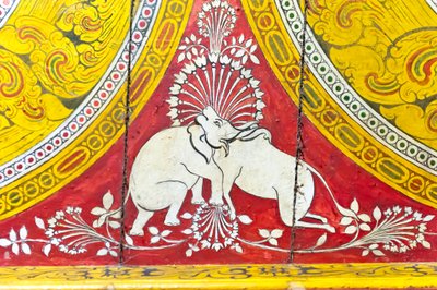 Buddhistische Malerei auf Holz; optische Täuschung; Elefant und Kuh mit nur einem Kopf; Dowa-Tempel; Felsentempel; Bandarawela; Badulla Provinz; Uva Provinz; Sri Lanka; Asien von Unbekannt