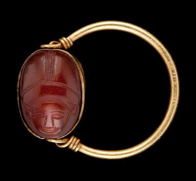 Karneol-Skarabäus mit menschlichem Gesicht in einem Goldring von Unbekannt