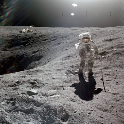 Charles M. Duke, Jr., Mondlandemodulpilot der Apollo 16 Mission, sammelt Mondproben am Rand des Plum-Kraters, April 1972 von Unbekannt