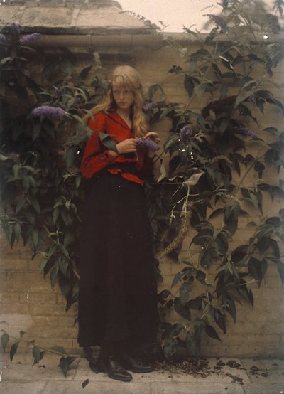 Christina mit lila Buddleja von Unbekannter Künstler