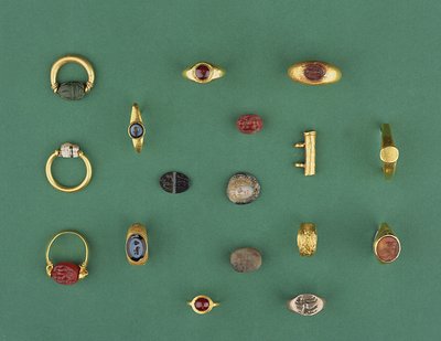 Sammlung von römischem, etruskischem und hellenistischem Schmuck, darunter ein phönizischer Skarabäusring, ein Kamee, Amulett-Halter und ein Achat-Intaglio, aus dem 6. Jahrhundert v. Chr. bis zum 4. Jahrhundert n. Chr. von Unbekannt