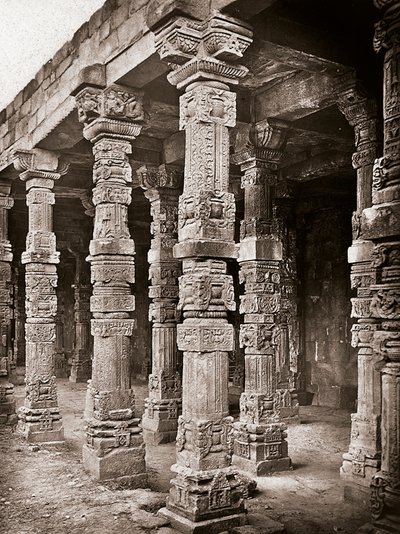 Kolonnade der Moschee von Quwwat-ul-Islam im Qutb Minar Komplex, Delhi von Unbekannter Künstler