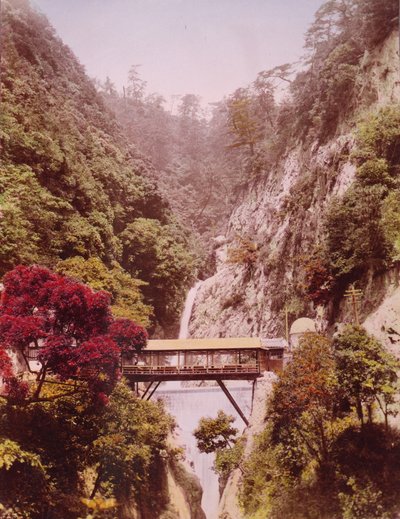 Überdachte Brücke in einer steilen Schlucht, mit Wasserfällen im Hintergrund, Japan, ca. 1890-1910 von Unbekannt