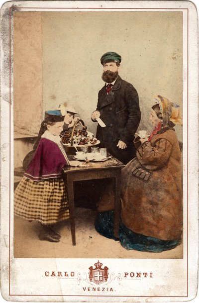 Alltagsleben, eine Familie versammelt sich um einen Tisch mit Kuchen und Kaffee, Venedig. 19. Jahrhundert von Unbekannt