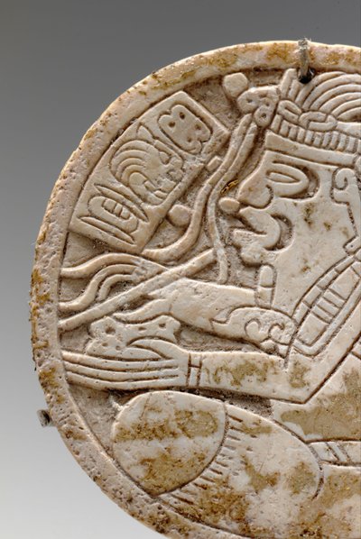 Detail eines Maya-Rundels, das einen im Schneidersitz sitzenden Schreiber mit Feder in der Hand darstellt, ca. 550-950 von Unbekannt