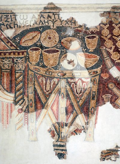 Detail eines Mosaikbodens, der den Opfertisch mit Bechern, Schalen und Broten aus der Samaritaner-Synagoge in El-Khirbe, Westjordanland, 4. Jahrhundert n. Chr. darstellt von Unbekannt