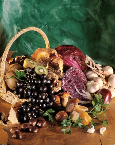 Diät: Stillleben mit schwarzen Trauben, Knoblauch, Zwiebel, Knoblauchzehe, Petersilie, Pilz, Kastanie, Kiwi und Rotkohl. von William M. Timlin