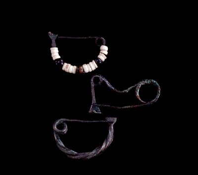 Etruskische Kunst: Drei Arten von Bronzefibeln aus Grab 59 von Poggio Selciatello, Pian della Regina, Tarquinia - 9. Jahrhundert v. Chr. - Dim. 3,8 cm, 3,3 cm und 3,5 cm von Unbekannt