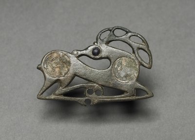 Fibel in Form eines liegenden Hirsches, ca. 400 von Unbekannt