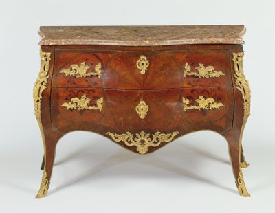 Französische Serpentin-Kommode mit vergoldeten Bronzebeschlägen und Marmorplatte, ca. 1740 von Unbekannt