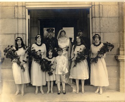 Gruppenhochzeitsfoto von Lady Maud Cavendish und Captain Macintosh von William M. Timlin