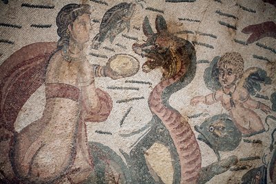 Halle des Arion. Meereslandschaft. Meereskreaturen. Nereiden und Tritonen. 3. - 4. Jahrhundert. Römische Villa del Casale, Sizilien. UNESCO-Weltkulturerbe. von William M. Timlin