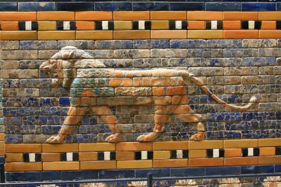 Ischtar-Tor, ursprünglich zum Tempel des Bel gehörend, erbaut in Babylon (Irak) von König Nebukadnezar II - Ischtar-Tor, Detail, Pergamonmuseum, Museumsinsel, Berlin, Deutschland, Europa von Unbekannter Künstler