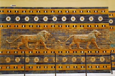 Ischtar-Tor, ursprünglich zum Tempel des Bel gehörend, erbaut in Babylon (Irak) von König Nebukadnezar II. - Ischtar-Tor Prozessionsstraße Pergamonmuseum, Museumsinsel, Berlin, Deutschland von Unbekannter Künstler