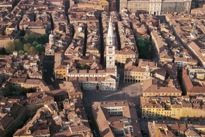 Italien, Emilia Romagna, Modena, Luftaufnahme der Stadt mit Kathedrale von Benjamin Baud