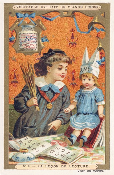 Die Lesestunde. Ein Mädchen lässt ihre Puppe das Alphabet lesen und droht ihr mit einer Handvoll Ruten. Werbechromolithographie, Liebig