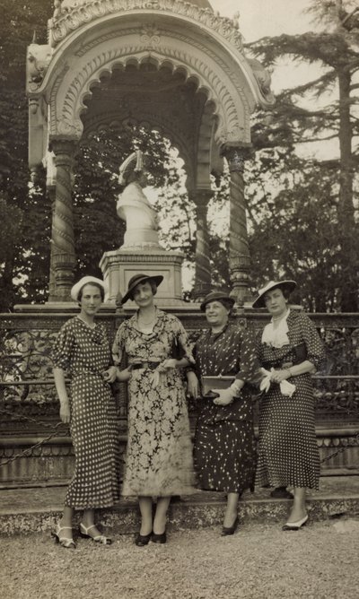 Damen posieren unter dem Denkmal für Indianer im Parco delle Cascine in Florenz von Unbekannter Künstler