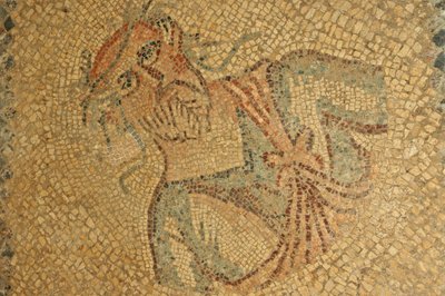 Libyen, römisches Mosaik eines alten Mannes mit Bart und Kranz von Unbekannt