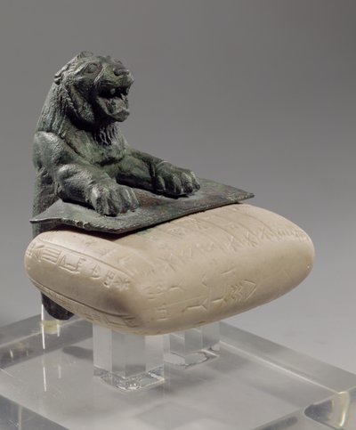 Löwe, der eine hurritische Gründungstafel hält, ca. 2150 v. Chr. von Unbekannt
