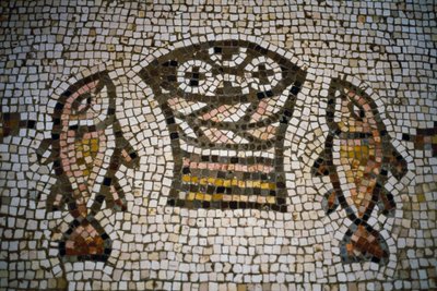 Brote und Fische, Mosaik in der Kirche der Vermehrung, 4. Jahrhundert, Tabgha, Israel von William M. Timlin