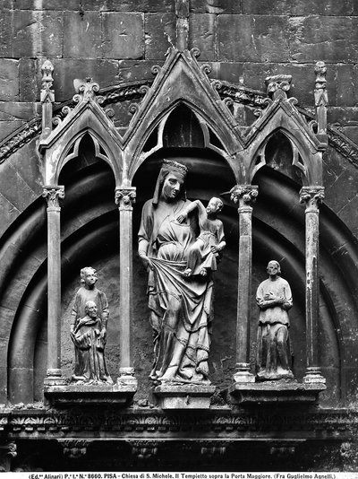 Madonna mit Kind und zwei Heiligen. Gemälde von Bruder Guglielmo Agnelli im kleinen Tempel über dem Hauptportal, Kirche San Michele in Borgo, Pisa. von Unbekannt
