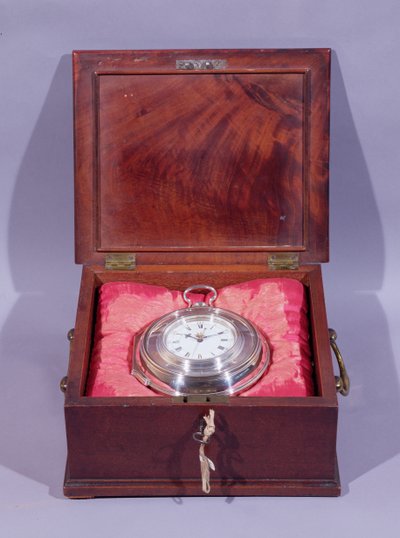 Marineuhr in silbernem Doppelfutteral, liegend auf Kissen in Mahagonitragekoffer, von John Harrison und Sohn von Unbekannt