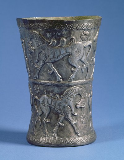 Marlik-Becher in taillierter zylindrischer Form mit zwei dekorativen Bändern, die Paradepferde darstellen, ca. 1100 v. Chr. von Unbekannt