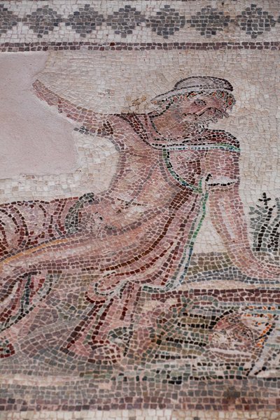 Narziss betrachtet sein Spiegelbild in einem Wasserbecken - Paphos-Mosaiken, Haus des Dionysos - Ende des 2. Jahrhunderts n. Chr. - Zypern von William M. Timlin