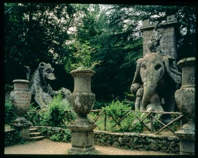 Einer von Hannibals Elefanten und ein Drache kämpfen mit einem Löwen, Skulpturen aus den Gärten des Parco dei Mostri (Monsterpark), angelegt zwischen 1550-63 vom Herzog von Orsini, nach Entwürfen von Giacomo Barozzi da Vignola (1507-73) von Unbekannt