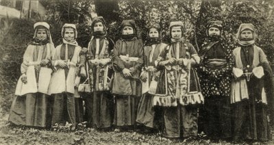 Ossetische Frauen in traditioneller Tracht, Minderheitengruppe in der Sowjetunion von Benjamin Baud
