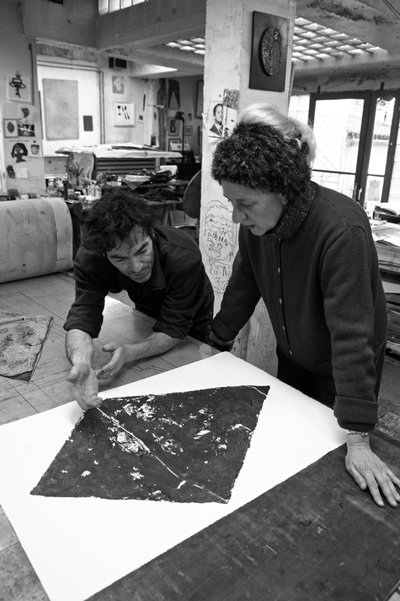 Pascal Gauvard, Mitbegründer der Pasnic-Gravierwerkstatt, Annie-Paule Thorel, französische Malerin. Analyse eines Drucks. Pasnic-Gravierwerkstatt in Paris im Jahr 2009. von Unbekannt