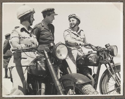 Fotografie aus einem Album mit 65 Fotografien, die sich auf den Auxiliary Territorial Service und die britischen Streitkräfte im Nahen Osten beziehen von Unbekannt