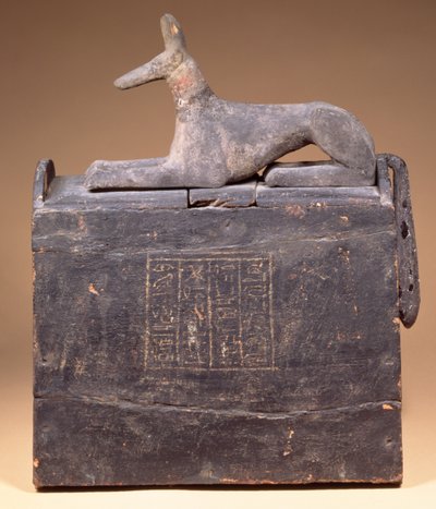 Pylonförmige Schabti-Box mit einer Inschrift und einer Statue von Anubis als Schakal (späteres Datum) auf dem Deckel, Ägyptisch, aus Theben, frühe 22. Dynastie, ca. 900 v. Chr. von Unbekannt