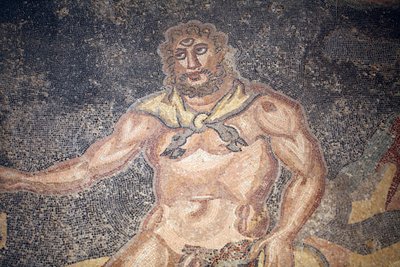 Polyphem-Halle. Detail des Zyklopen, der die Eingeweide einer Ziege verschlingt. 3. - 4. Jahrhundert. Römische Villa del Casale, Sizilien. UNESCO-Stätte. von Unbekannt