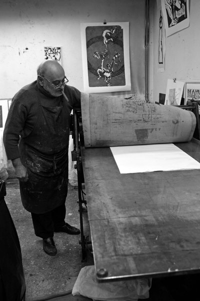 Porträt von Dikran Daderian, libanesischer Maler und Graveur. Vorbereitung des Drucks. Pasnic-Gravierwerkstatt in Paris im Jahr 2008 von Unbekannt