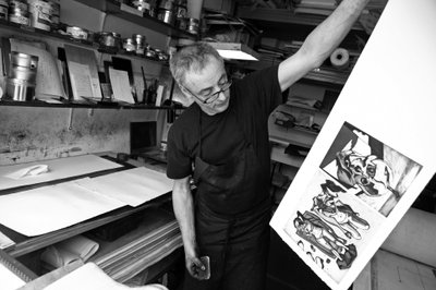 Porträt von Olaf Idalie, Graveur, in seiner Werkstatt in Paris im Jahr 2008 von Unbekannt