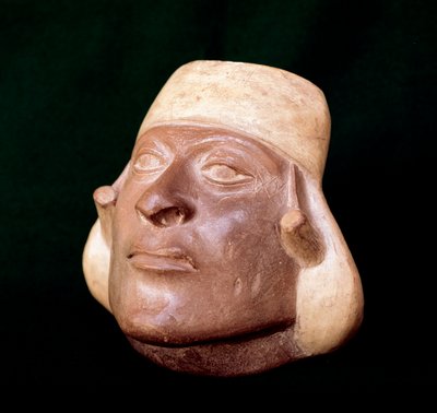 Präkolumbianische Kunst, Mochica-Zivilisation: Terrakotta-Vase, die einen Männerkopf darstellt - 200 v. Chr.-700 n. Chr. - Lima, Nationalmuseum für Anthropologie und Archäologie, Peru von Unbekannt