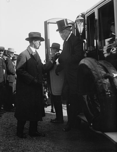 Präsident Woodrow Wilson steigt aus einem Auto. Washington, DC, circa 1918. von Benjamin Baud