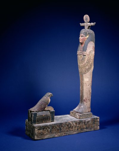 Ptah-Soker-Osiris-Figur, die auf einem Sockel steht und einem Sarkophag mit einem Horusfalken gegenübersteht, Grabobjekt, ägyptisch, ptolemäische Zeit, ca. 200 v. Chr. von Unbekannt
