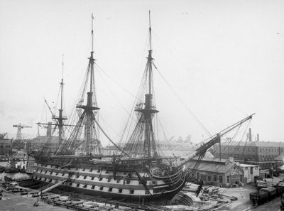 Wiederinstallation der Vorkriegs-Takelage auf der HMS Victory, Portsmouth Harbour von Unbekannt