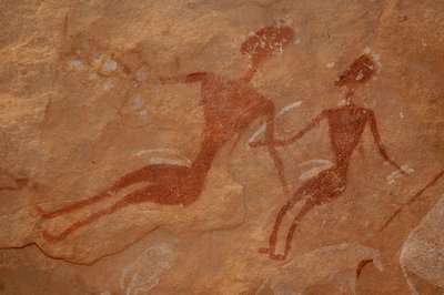 Felskunst, Vorgeschichte: Detail einer Felsmalerei von zwei Figuren in einem verzierten Schutzraum im Uweinat-Massiv, Ägypten. (Zeitraum von 8000 bis 3000 v. Chr.). Fotografie von Unbekannt